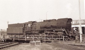 Parowóz Ty51-177 na obrotnicy na terenie lokomotywowni w Białymstoku, 1975....